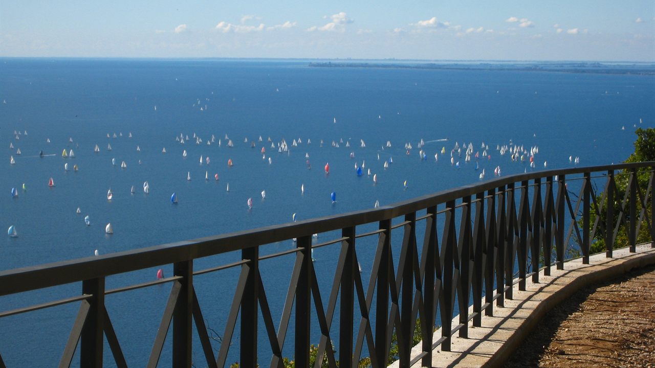 Le vele della Barcolana nel Golfo di Trieste viste dall'alto della costa