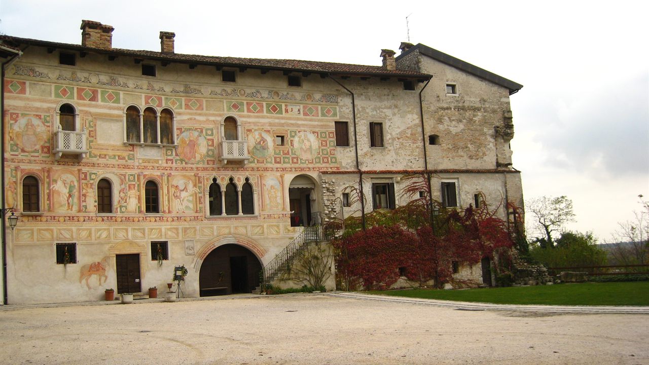 Il Palazzo Dipinto del castello di Spilimbergo con la facciata affrescata
