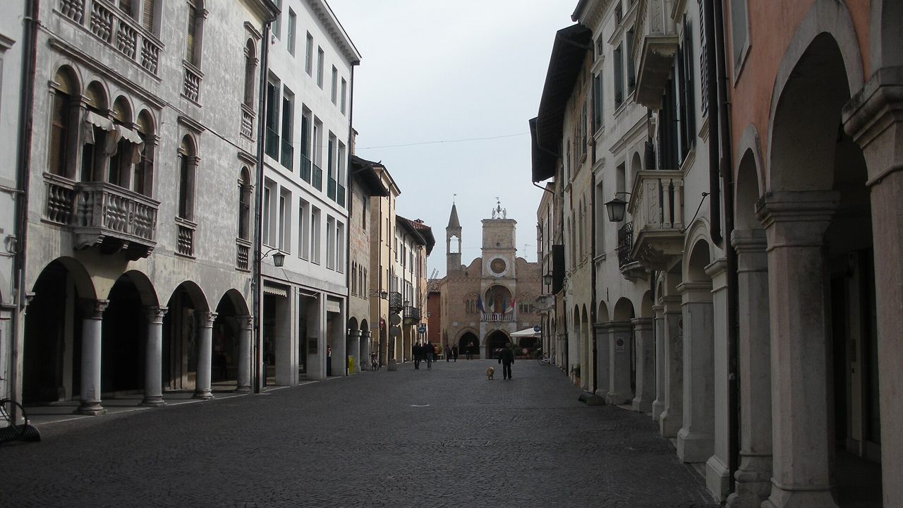 Corso Vittorio Emanuele II a Pordenone con i portici e il Palazzo Comunale sullo sfondo